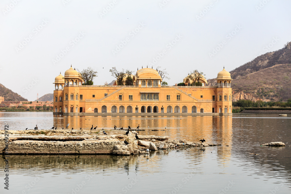 lake palace a jaipur en inde au rajasthan
