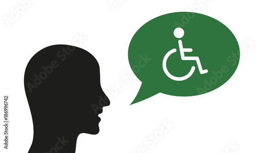 Person spricht von Rollstuhl