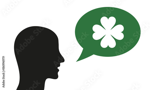 Person spricht von Kleeblatt