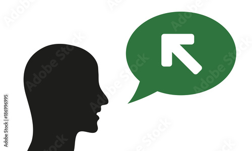 Person spricht von Pfeil oben links