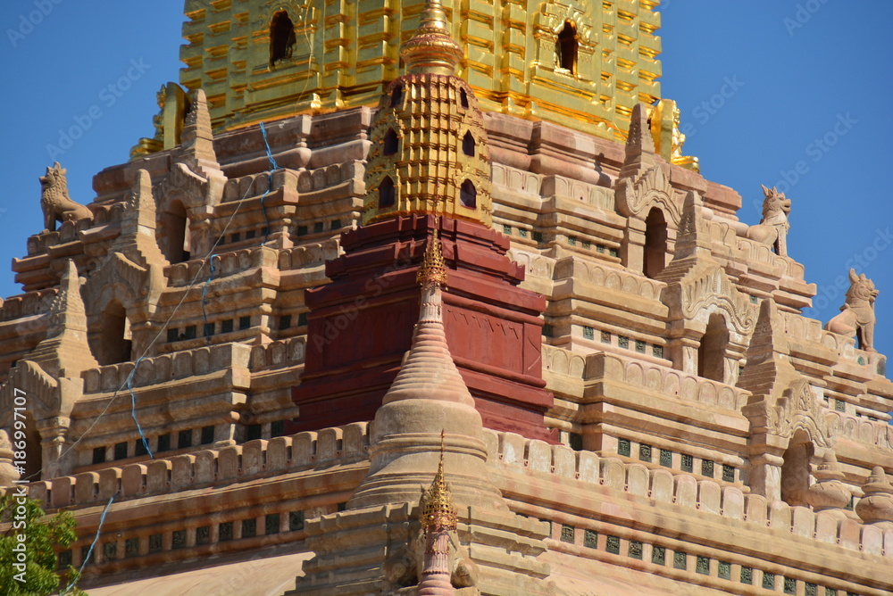 Turist at the Ananda Phaya pagoda, Myanmar