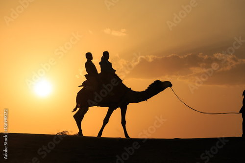 silhouette lors d'un trek à dos de chameau dans le désert de jaisalmer au Rajasthan en Inde