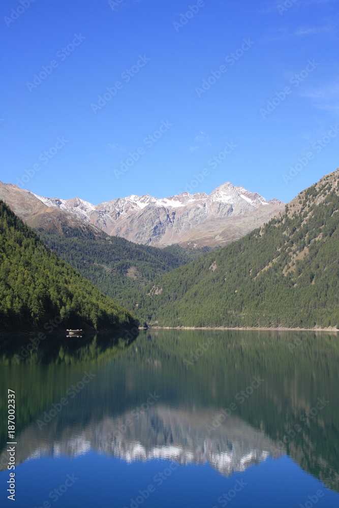 Berge spiegeln sich im See, Schnalstal Südtirol