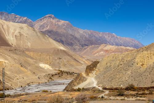 border between the lower and upper Mustang