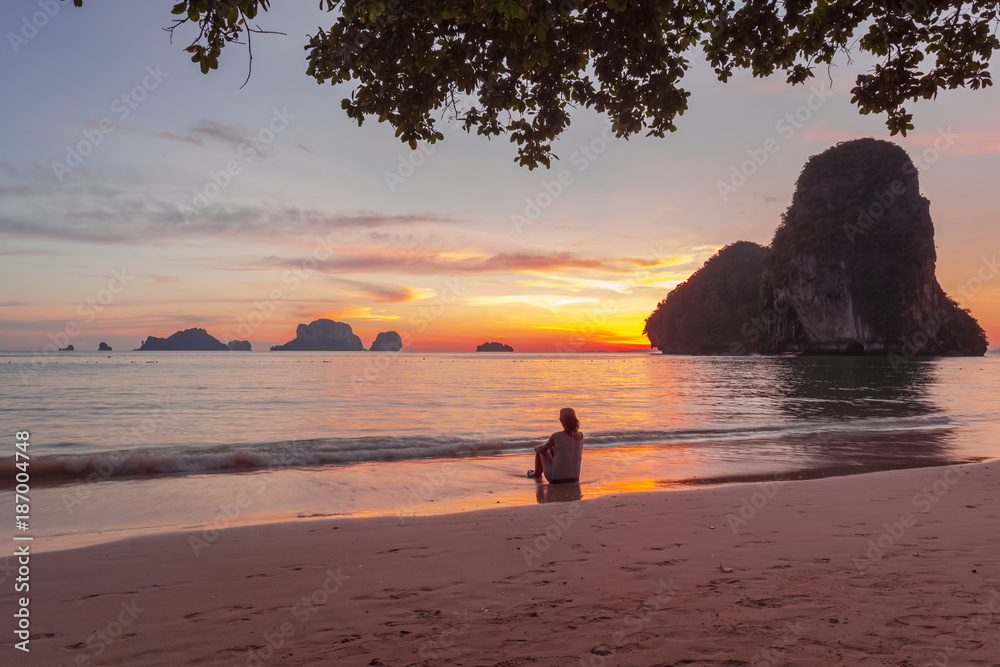femme contemplant un coucher de soleil sur les îles de la mer d'andaman, Thaïlande 