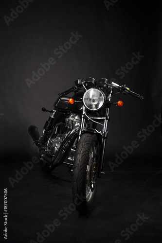 Motorrad caferacer im studio vor schwarzem hintergrund photo