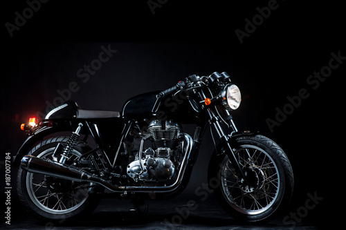 Motorrad caferacer im studio vor schwarzem hintergrund