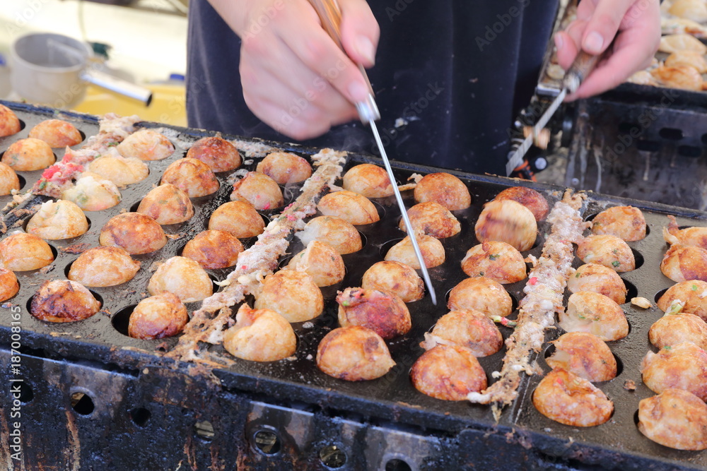Naklejka premium 屋台のたこ焼き