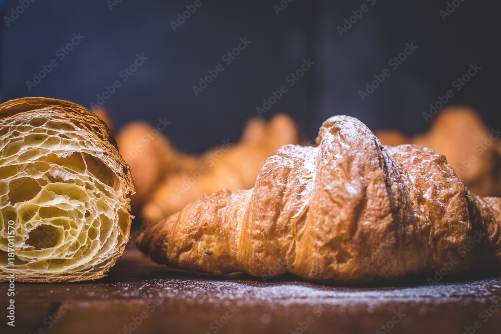 Φωτογραφία The view of the croissant sprinkled with sprinkles and half of the croissant