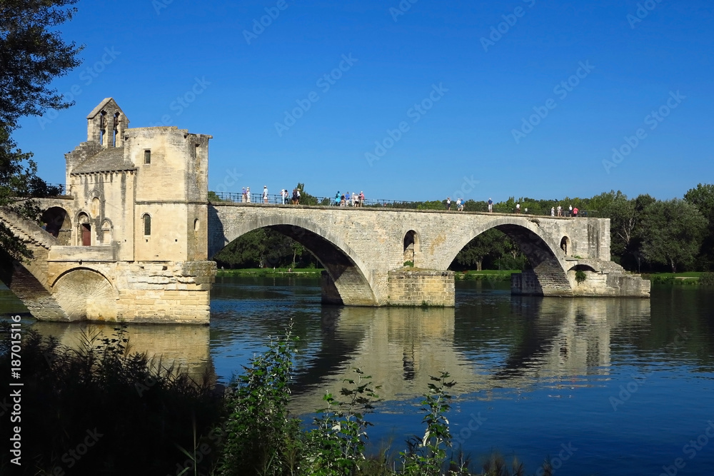  Pont Saint-Bénézet, auch Pont d’Avignon genannt, ist die Ruine einer Bogenbrücke in der französischen Stadt Avignon