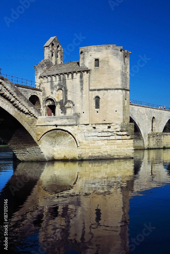  Pont Saint-Bénézet, auch Pont d’Avignon genannt, ist die Ruine einer Bogenbrücke in der französischen Stadt Avignon © Bildagentur-o