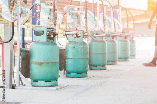 Filling lpg gas bottle