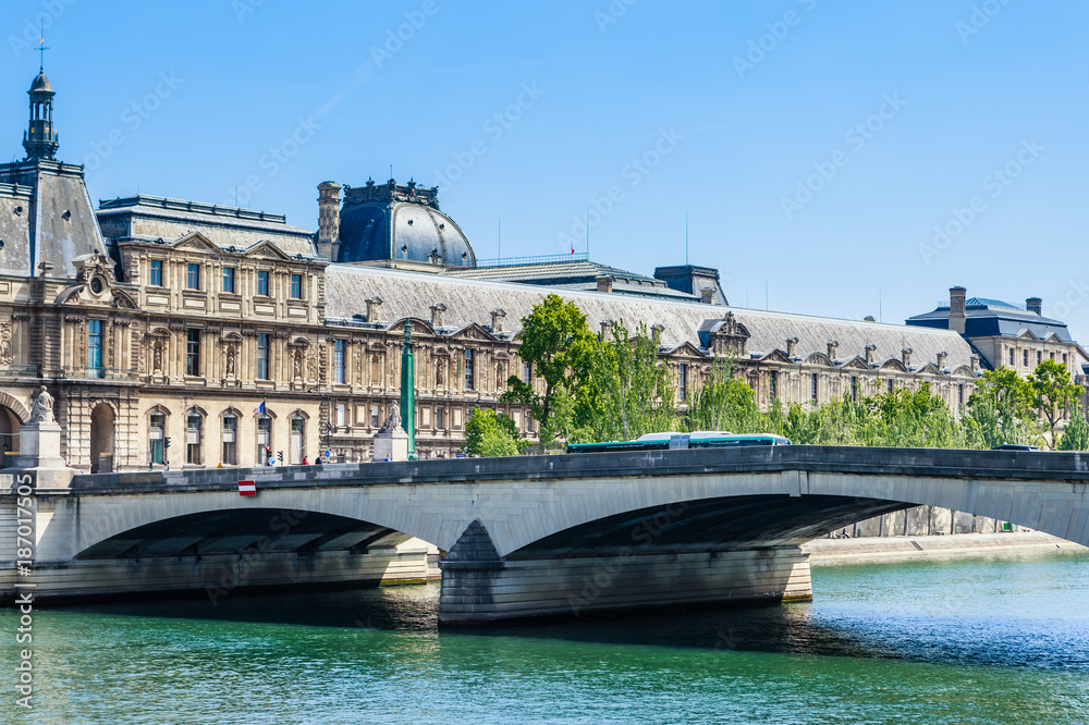 Φωτογραφία View of the Louvre Museum and Carousel bridge. Paris, France