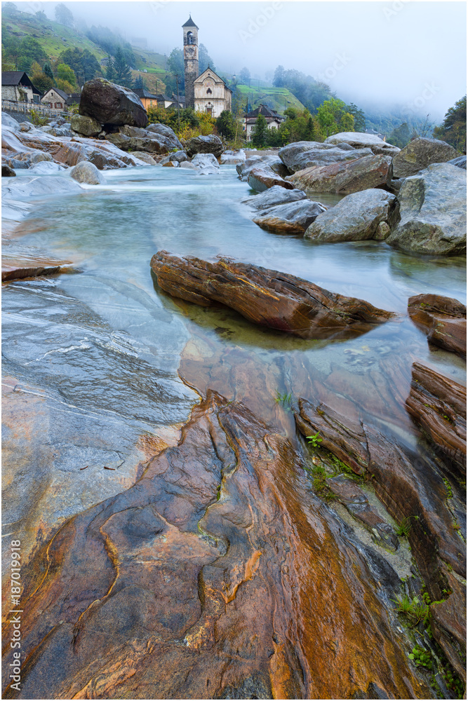 Φωτογραφία Flussbett der Verzasca mit dem Dorf Vogorno im Hintergrund