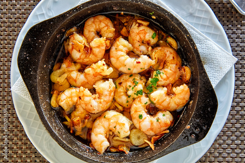Quadro su tela Pan of Garlic prawns
