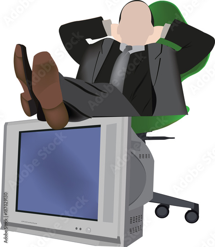 persona sdraiata sopra la televisione 
