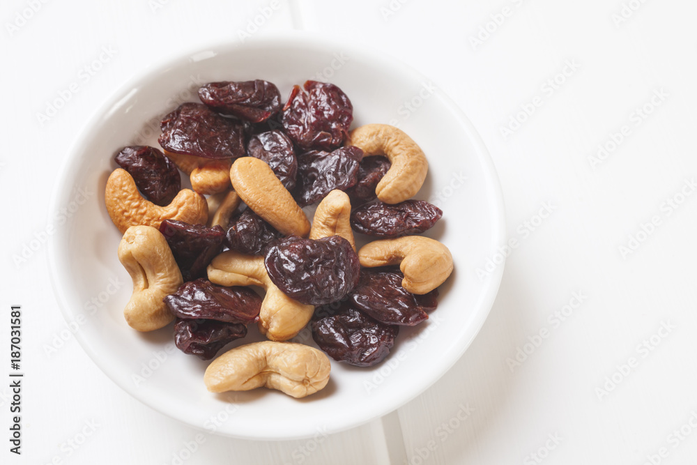 Very small meal or snack of dried cherries and cashew nuts. 40g cherries and 14g cashew nuts for a total of 186 calories, or 779 kilojoules.