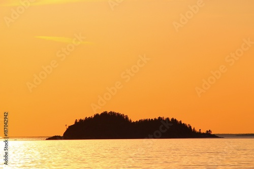 Insel im Lake Ontario leuchtet im Abendrot photo