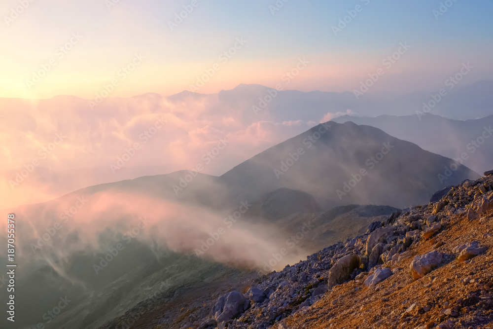Obraz premium Beautiful sunrise over mountain ridge