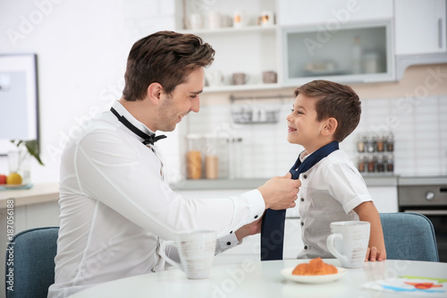 Young father helping his li...
