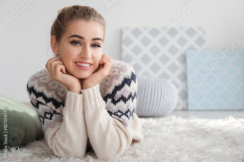 Beautiful smiling woman lyi...