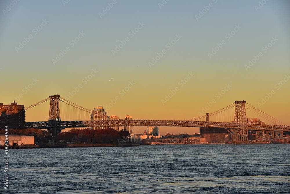 夕日に映えるニューヨーク・ウィリアムズバーグ橋 