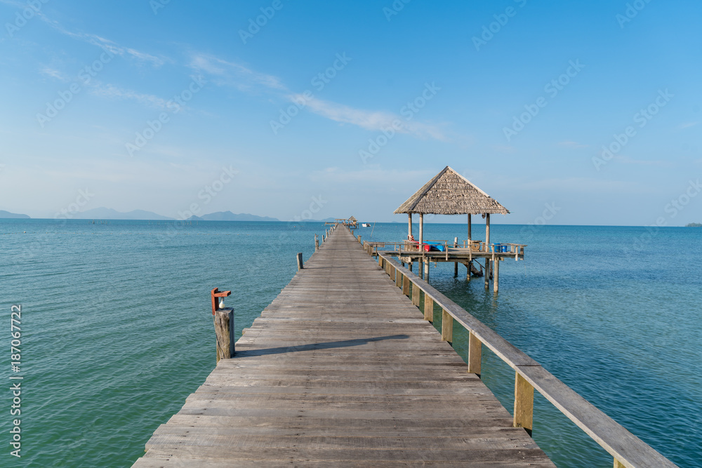 Fototapeta premium Drewniane molo z łodzią w Phuket, Tajlandia. Koncepcja lato, podróże, wakacje i wakacje.