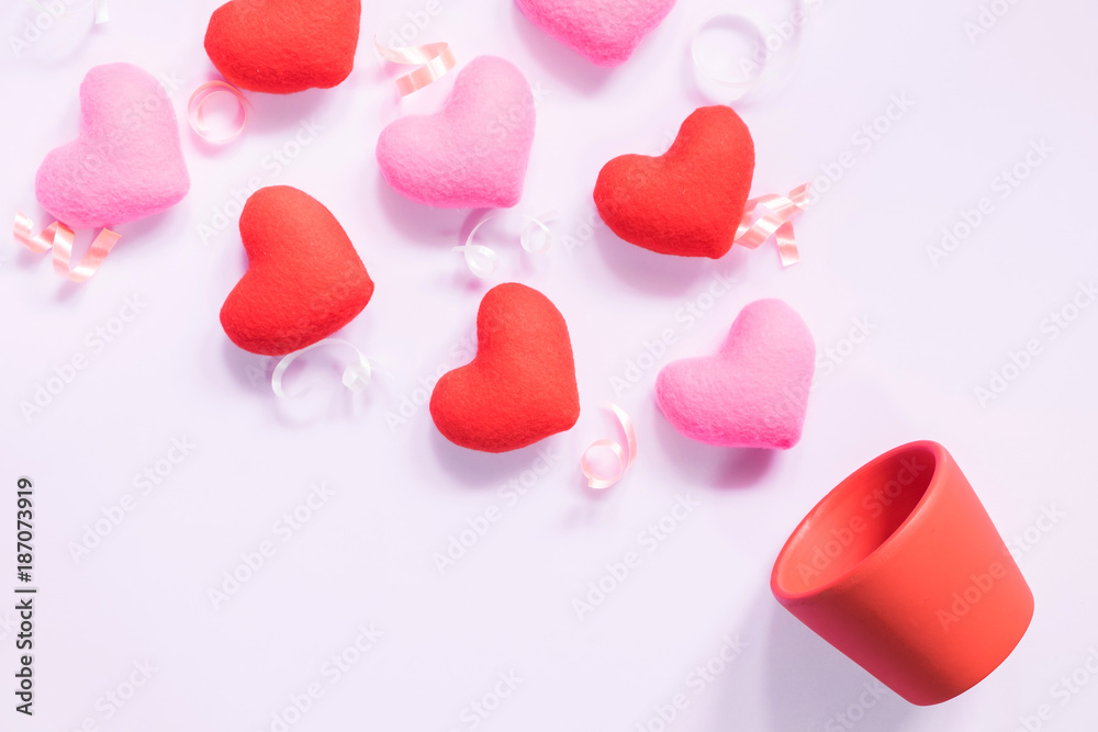 Obraz premium Top view of flat lay mockup with romantic decoration Romantic, St valentine's day concept with valentines mini pin heart on pot pink background with copy space minimal style.