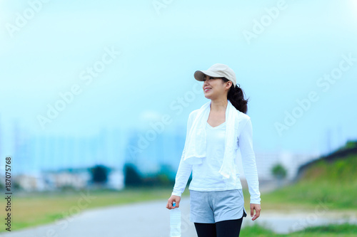 ペットボトルの水を持っている女性