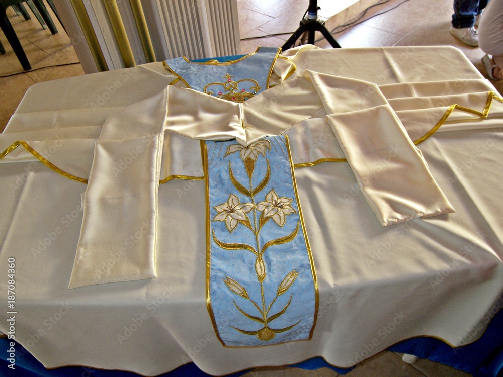 vestimenta de padre catolico iglesia Stock Photo | Adobe Stock
