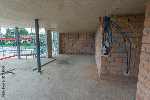 Wohnzimmer in einer Wohnung. Rohbau abgeschlossen, noch keine Fenster eingesetzt. photo