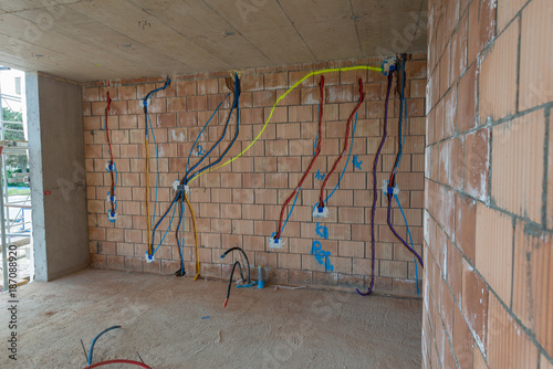 Elektroinstallation für die Küche in einem Neubau. Stock Photo | Adobe Stock