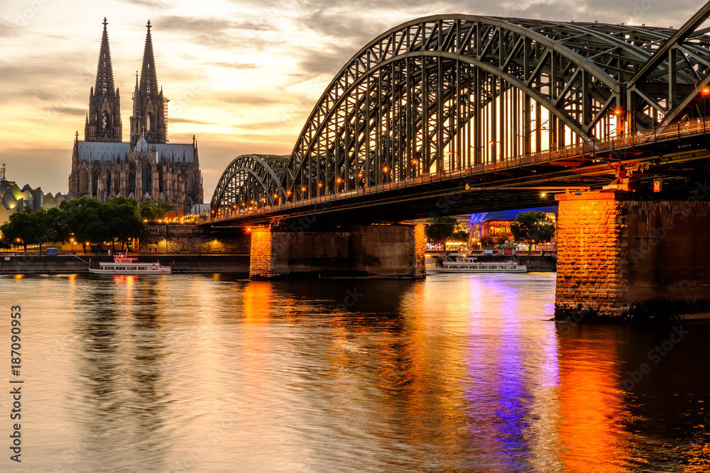 Fototapeta Kolońska katedra i Hohenzollern most przy zmierzchem, Niemcy