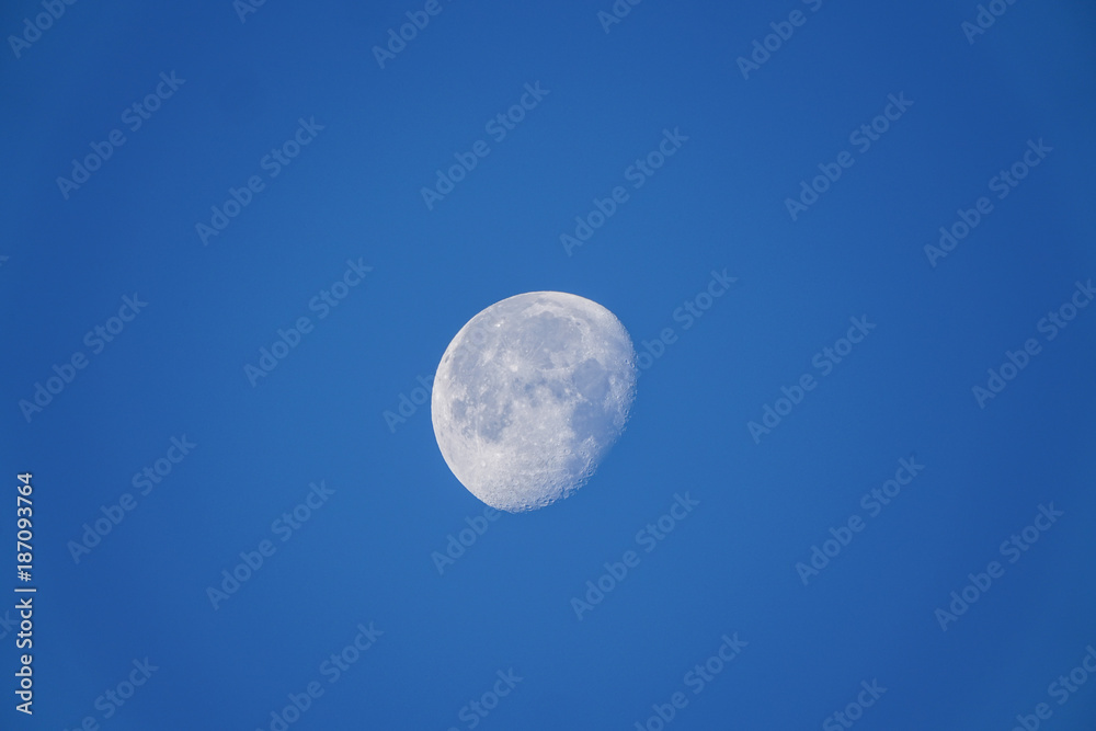 青空の月