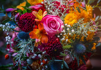 Gartenposter Blumen Schönes, lebendiges, bunt gemischtes Blumenbouquet-Stillleben-Detail  © zozzzzo