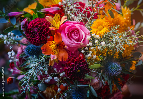 Foto Beautiful, vivid, colorful mixed flower bouquet still life detail