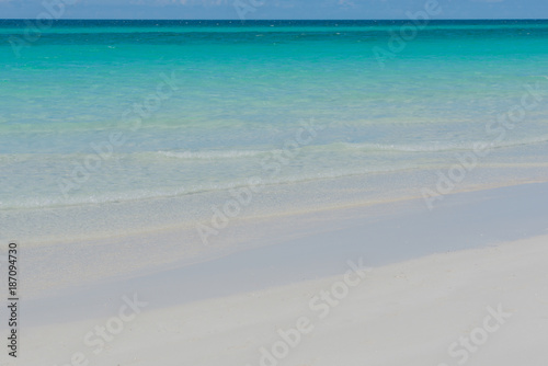 Wei  er Sand und T  rkises Wasser am Karibik Strand auf Kuba Varadero