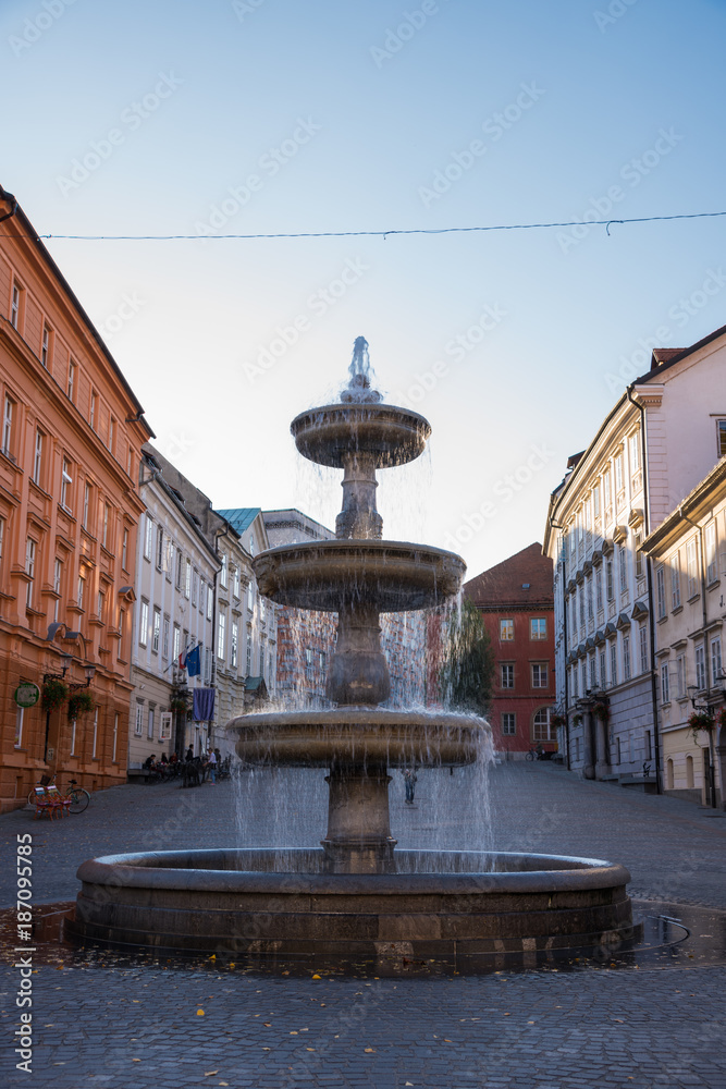 旅 ヨーロッパ Slovenia Ljubljana リュブリャーナ 噴水 Stock Photo Adobe Stock