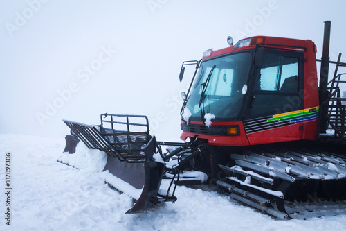 a special vehicle on caterpillar tracks, used for the preparation of ski slopes and ski slopes