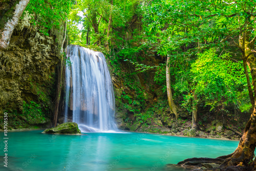 Fototapeta wodospad w tropikalnym lesie, gdzie jest w Tajlandii Parku Narodowego