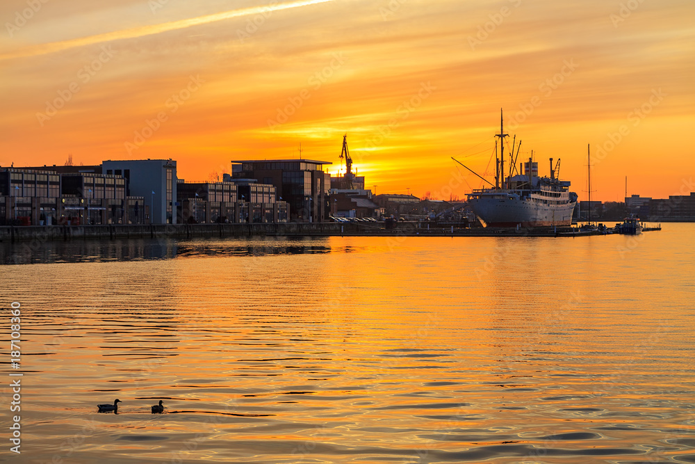 Sonnenuntergang im Stadthafen von Rostock
