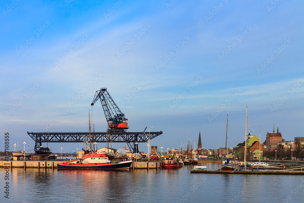 Blick auf den Stadthafen von Rostock am Abend