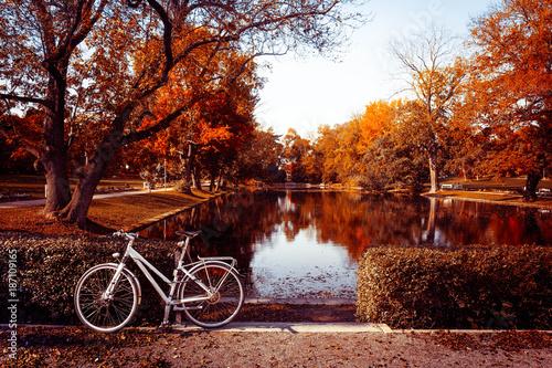 Weißes Fahrrad im schönen Weimarhallenpark im Herbst