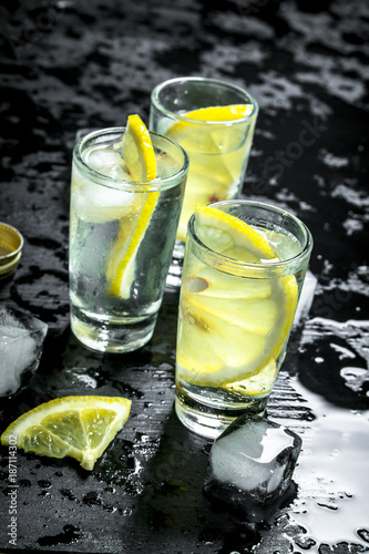 Vodka with lemon and ice. O
