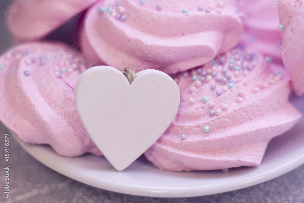 Fototapeta premium Pink marshmallows and wooden heart