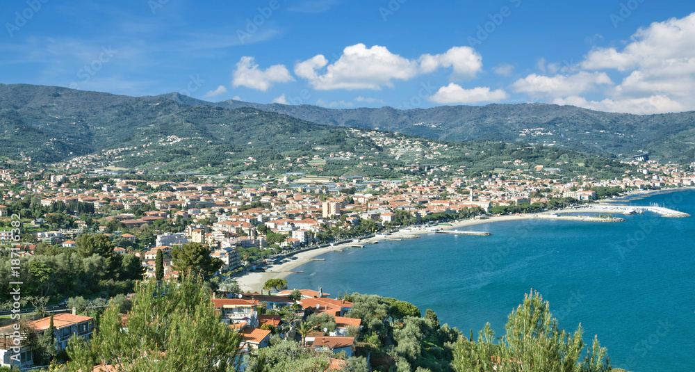 Blick auf den beliebten Badeort Diano Marina an der italienischen Riviera,Ligurien,Italien Blick auf den beliebten Badeort Diano Marina an der italienischen Riviera,Ligurien,Italien