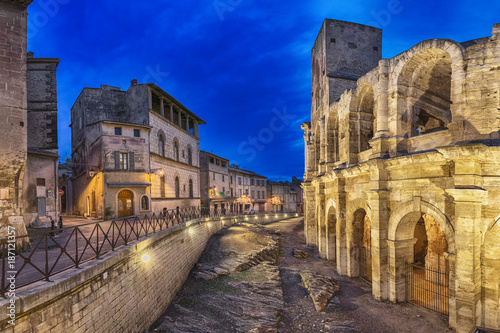 Canvas Print Roman amphitheatre at dusk in Arles, France (HDR-image)