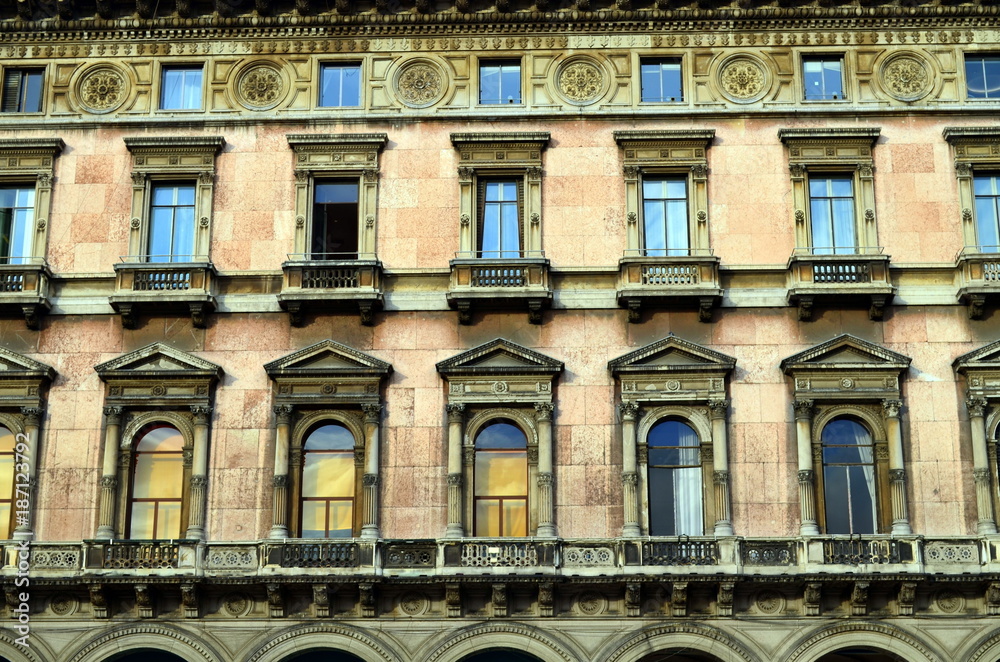 Fassade der Galleria Vittorio Emanuele II in Mailand