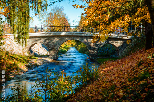 Brücke im Herbst über dem Fluss