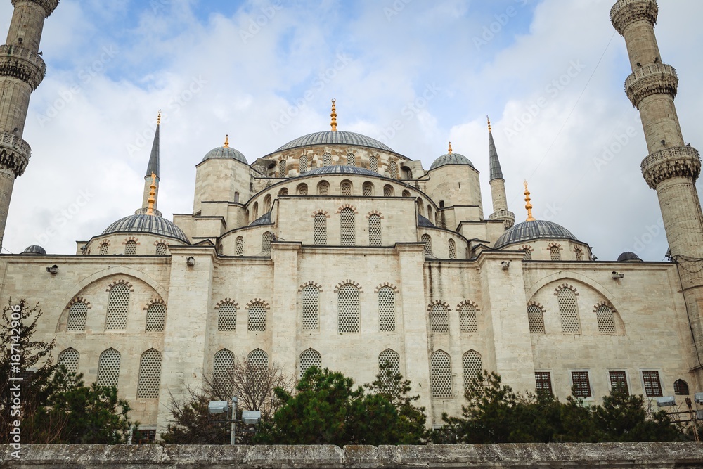 Blue Mosque Sultanahmet Camii , Bosporus and asian side skyline, Istanbul, Turkey